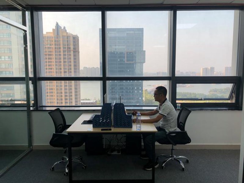 项目策划咨询：构建未来的桥梁